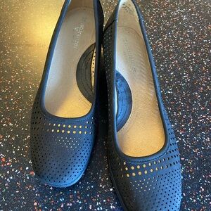 Naturalizer Comfort shoes. Black size 7M.  2 inch heel. Never worn